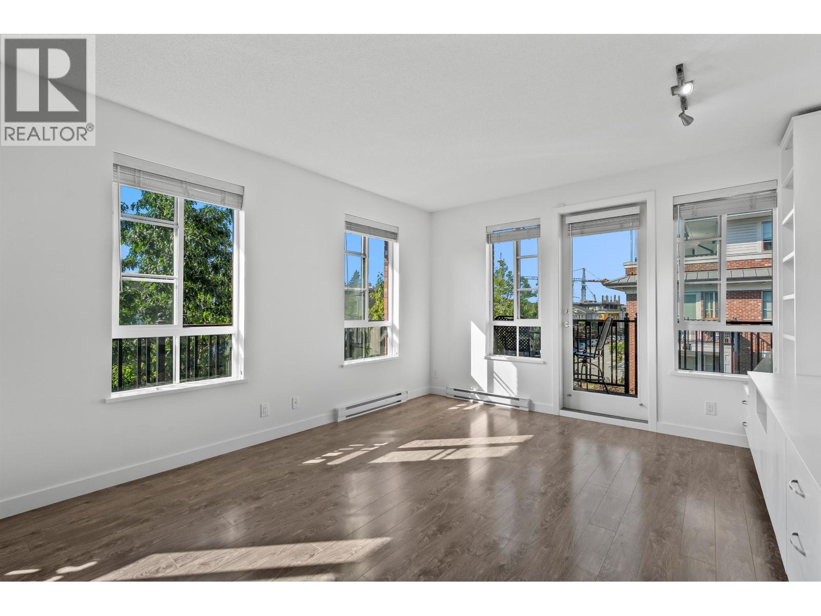 301 553 FOSTER AVENUE, Coquitlam