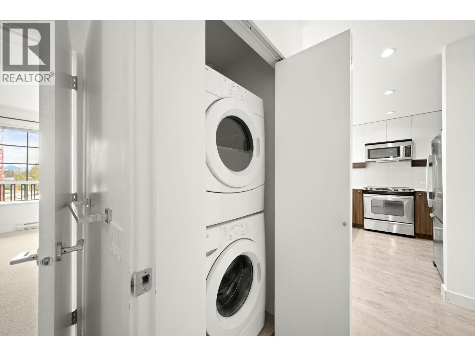 417 608 COMO LAKE AVENUE, Coquitlam