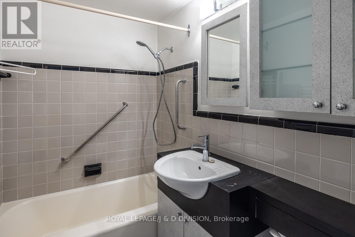 #716 660 EGLINTON AVENUE W - 14