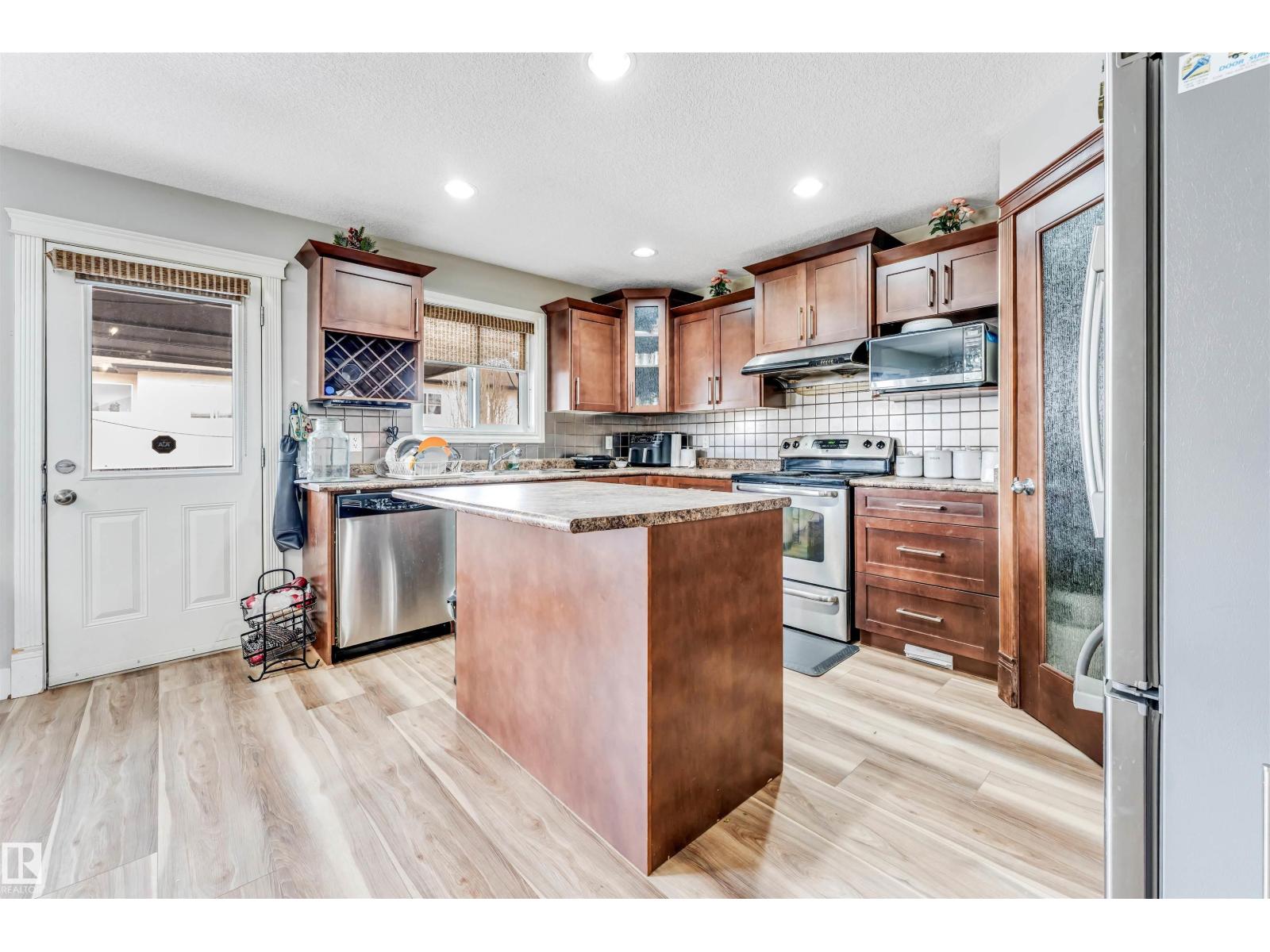 3228 18 st NW - 16