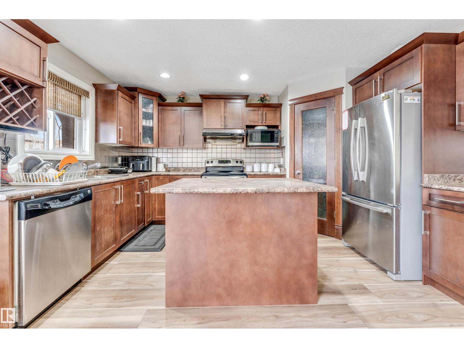 3228 18 st NW - 18