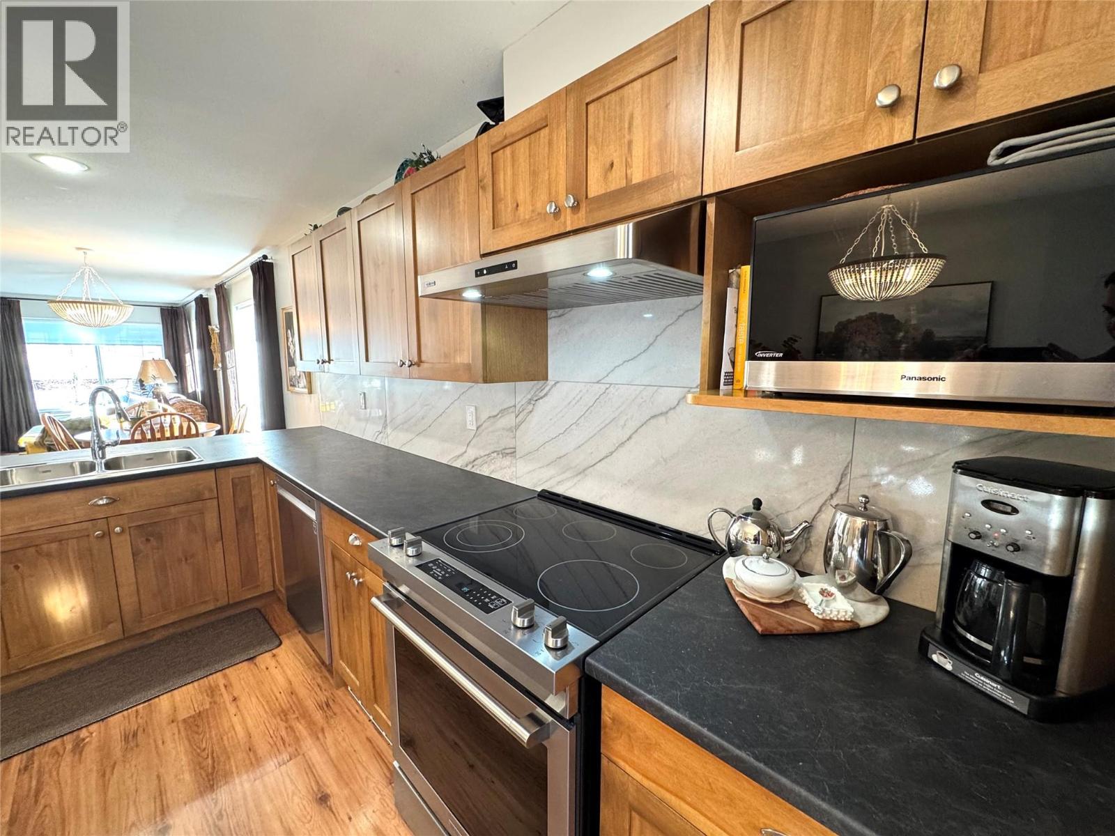 #20 1970 BRAEVIEW PLACE - 7