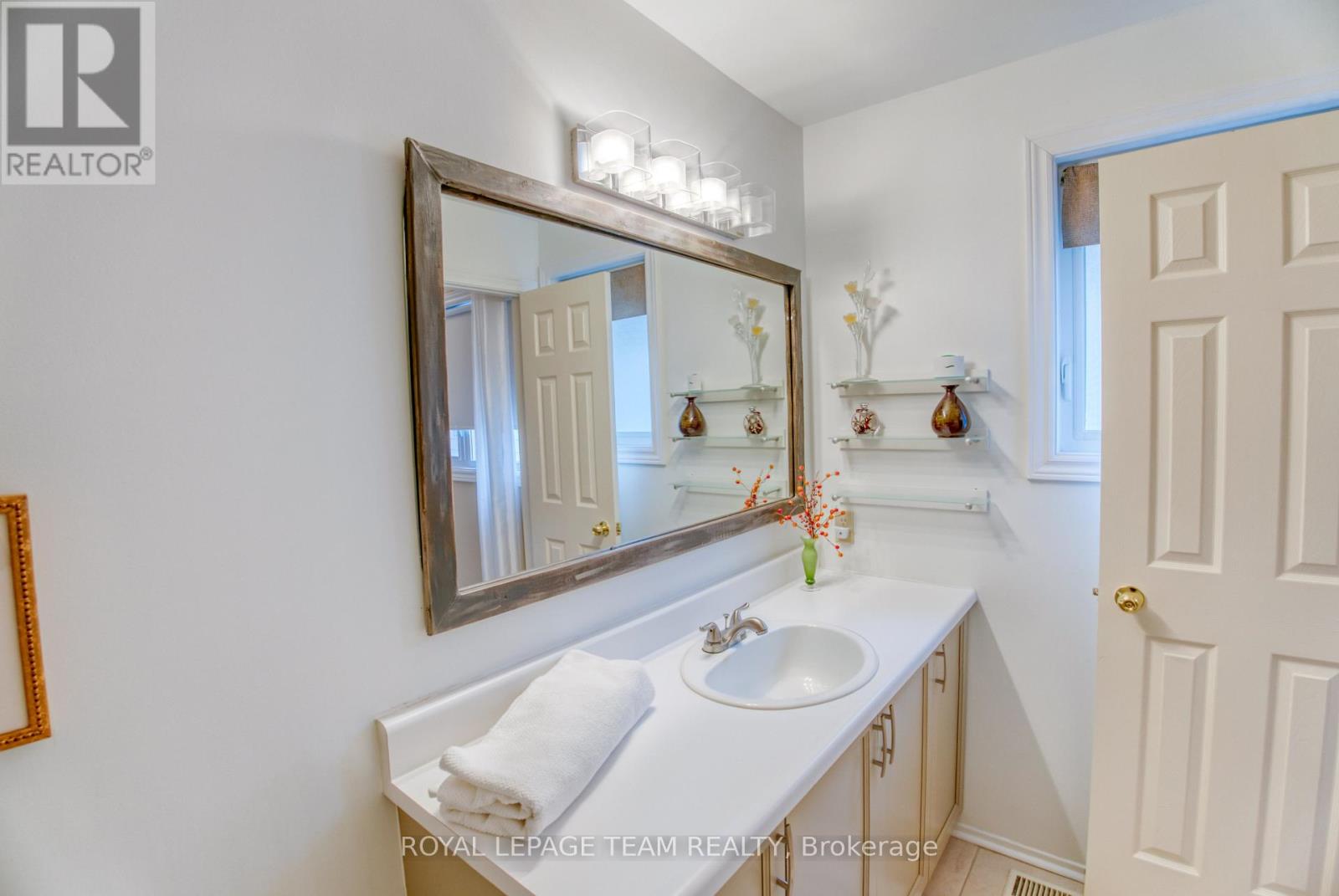 27 SHERK CRESCENT - 24