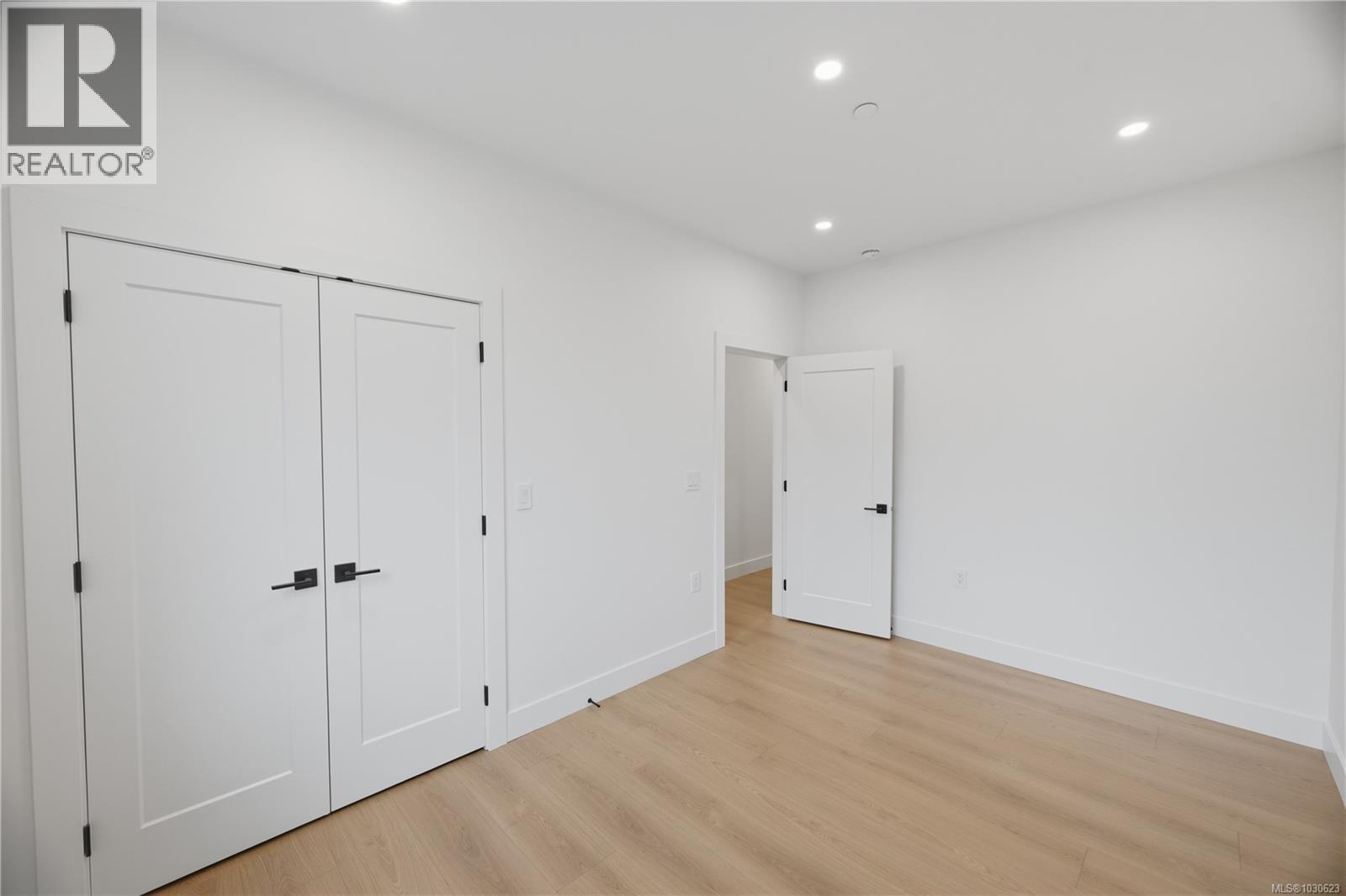 2090 KINGBIRD DR - 24