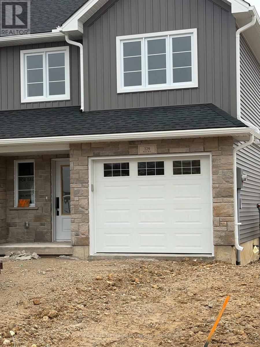 4 - 229 BRUCE STREET S
