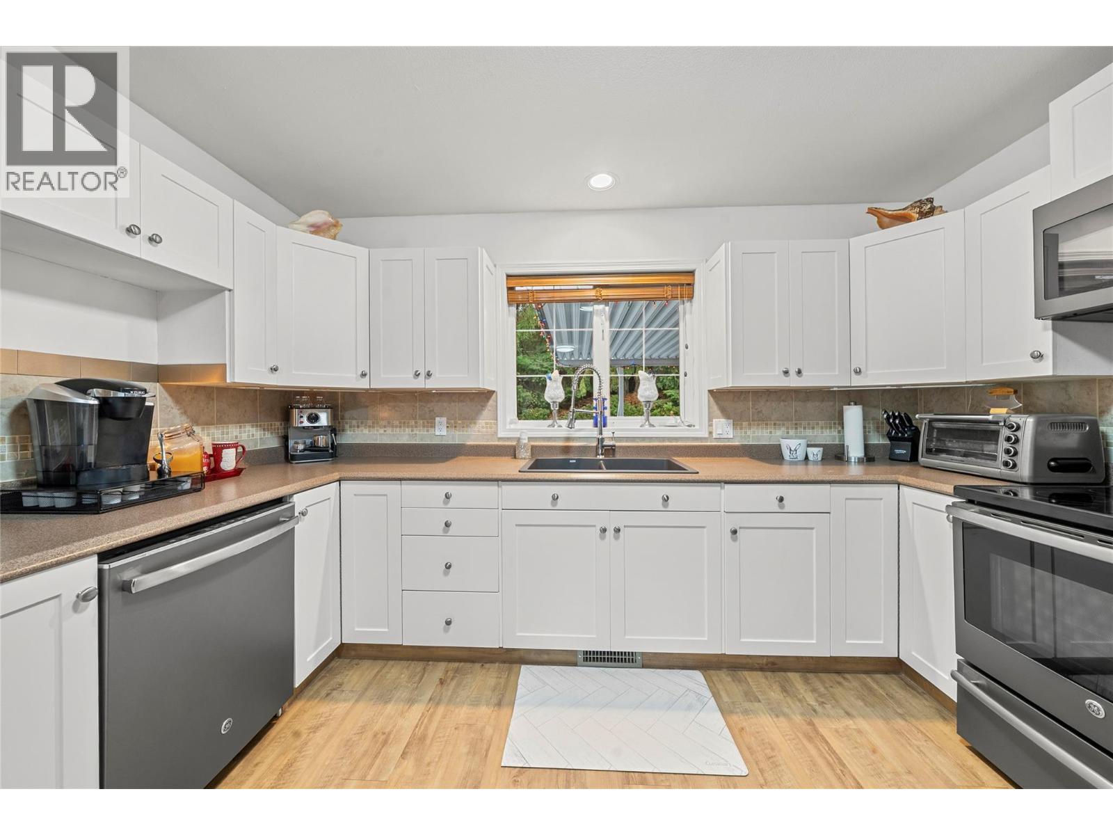 2421 Mount Tuam Crescent - 13