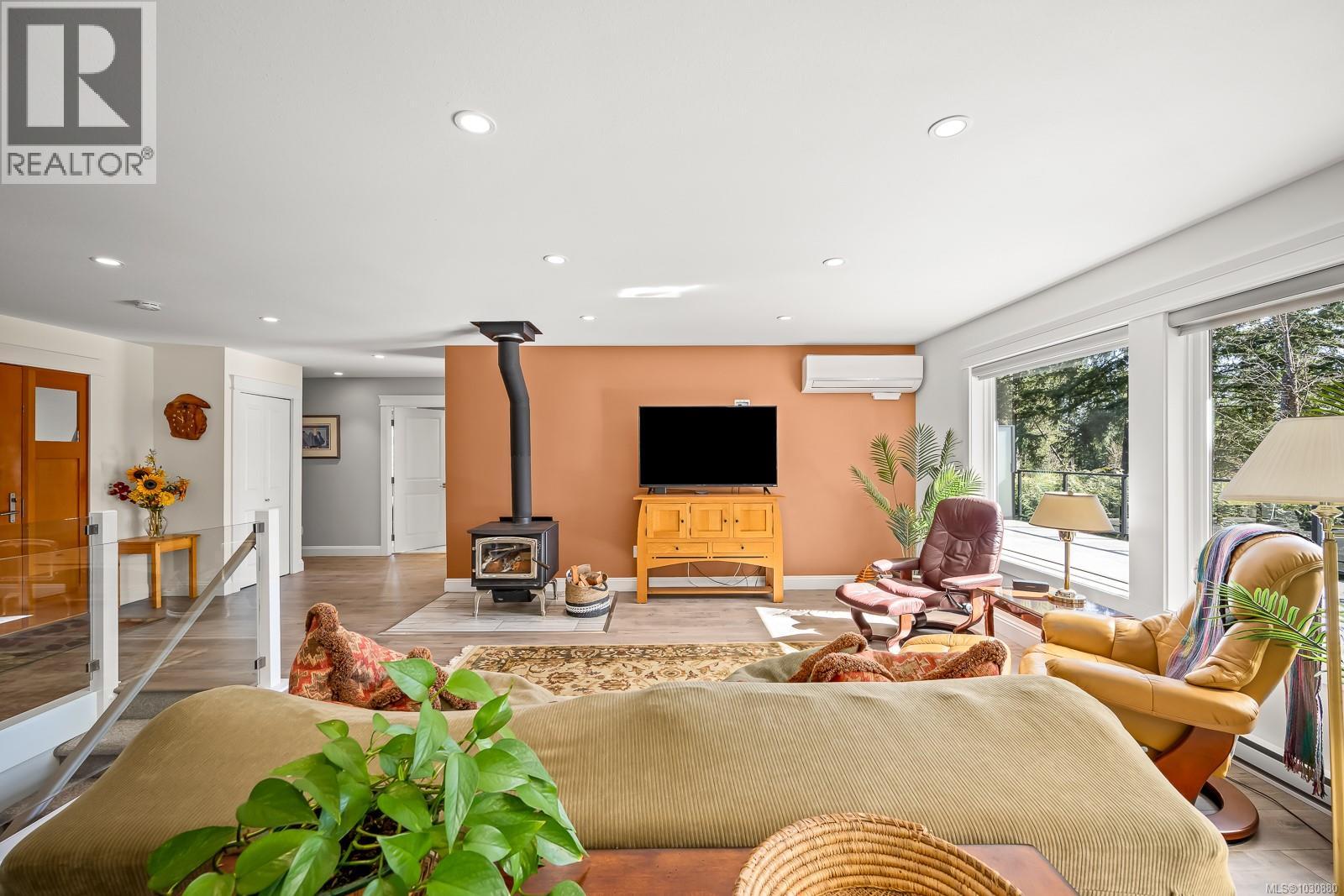 4892 GREAVES CRES - 14