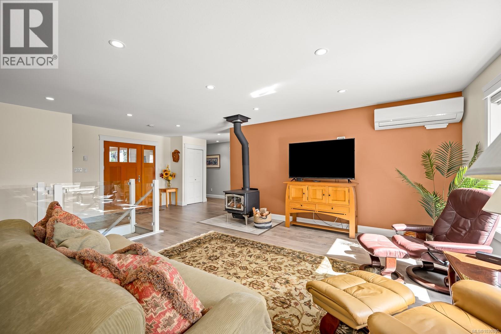 4892 GREAVES CRES - 12