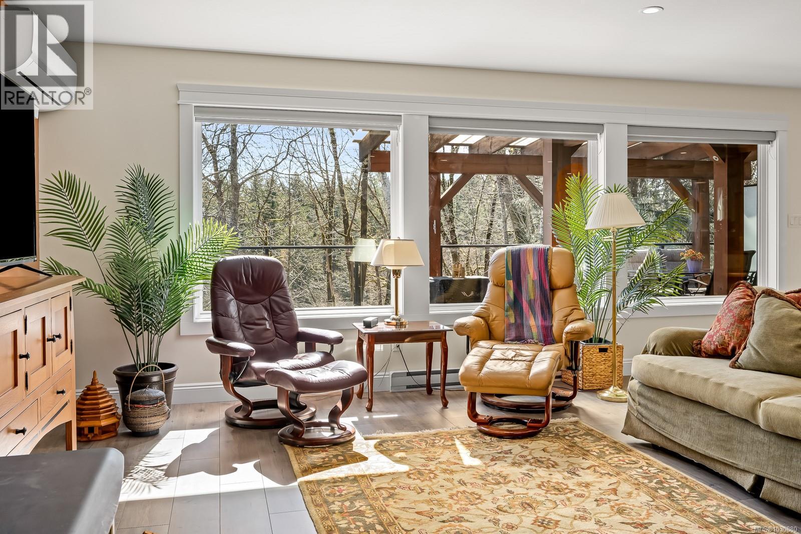 4892 GREAVES CRES - 15