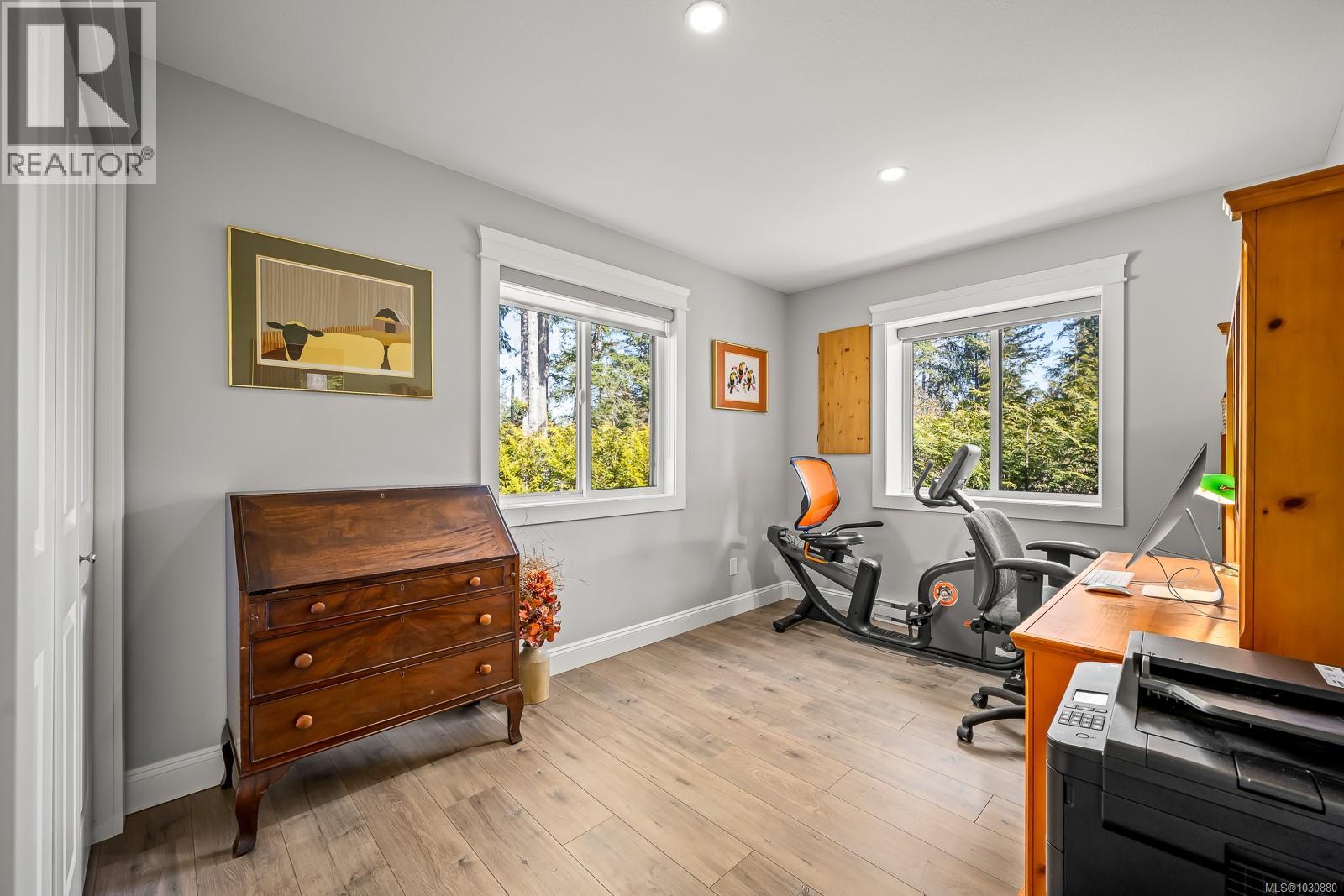 4892 GREAVES CRES - 40