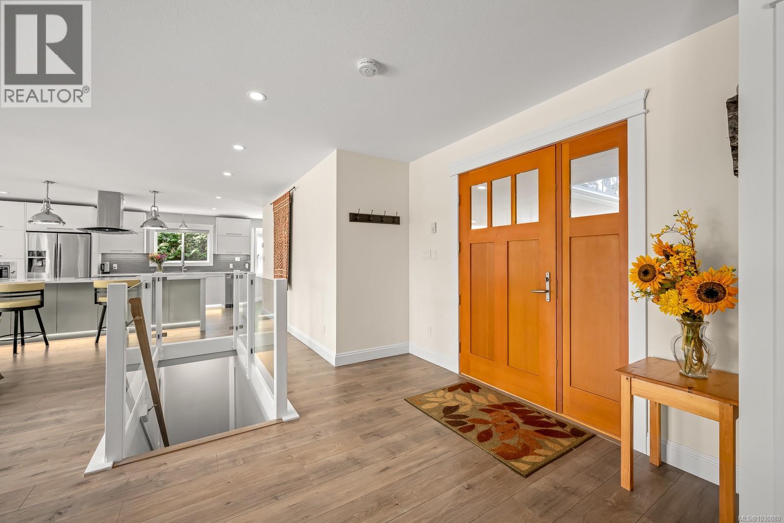 4892 GREAVES CRES - 7