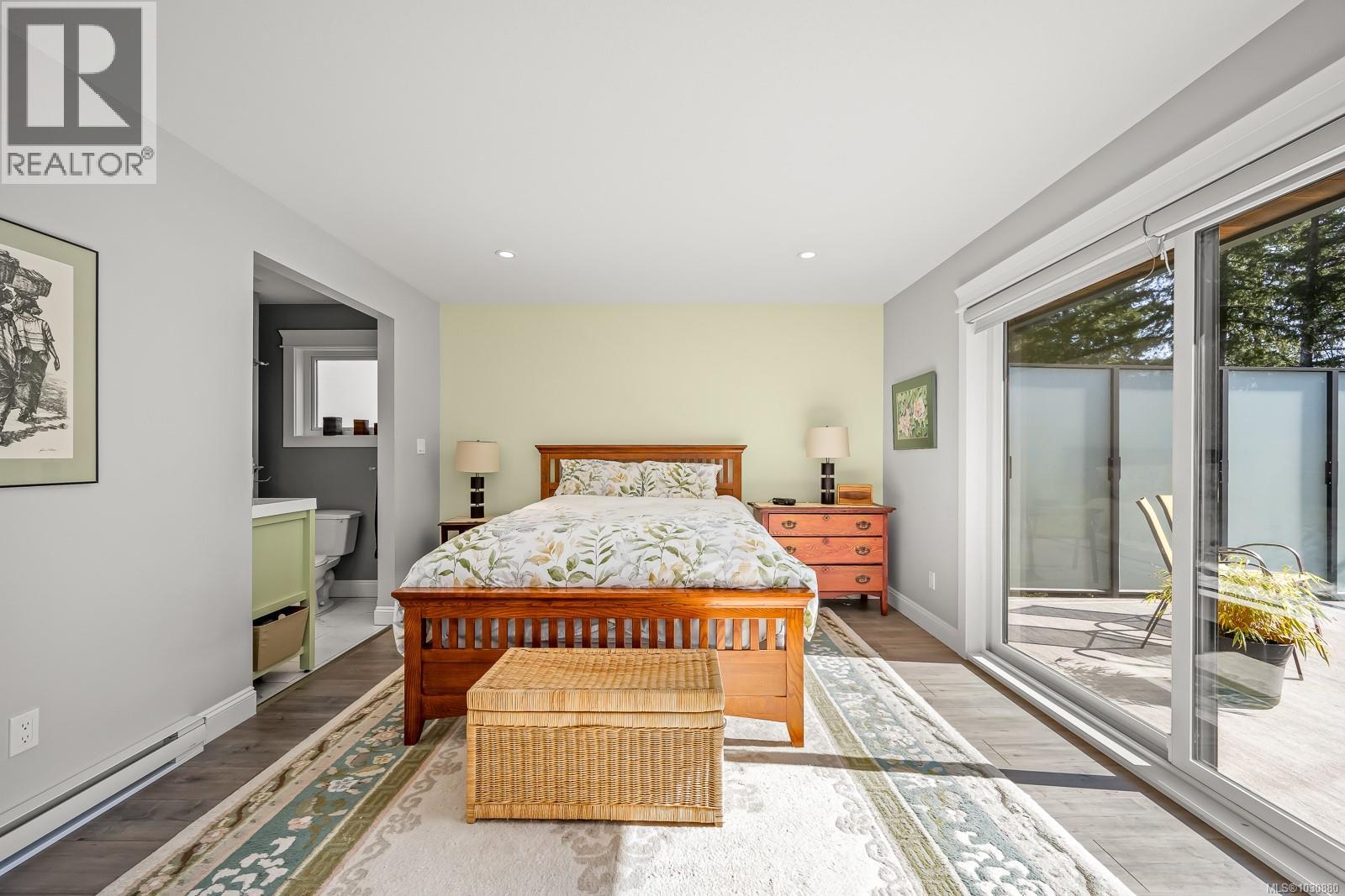 4892 GREAVES CRES - 32