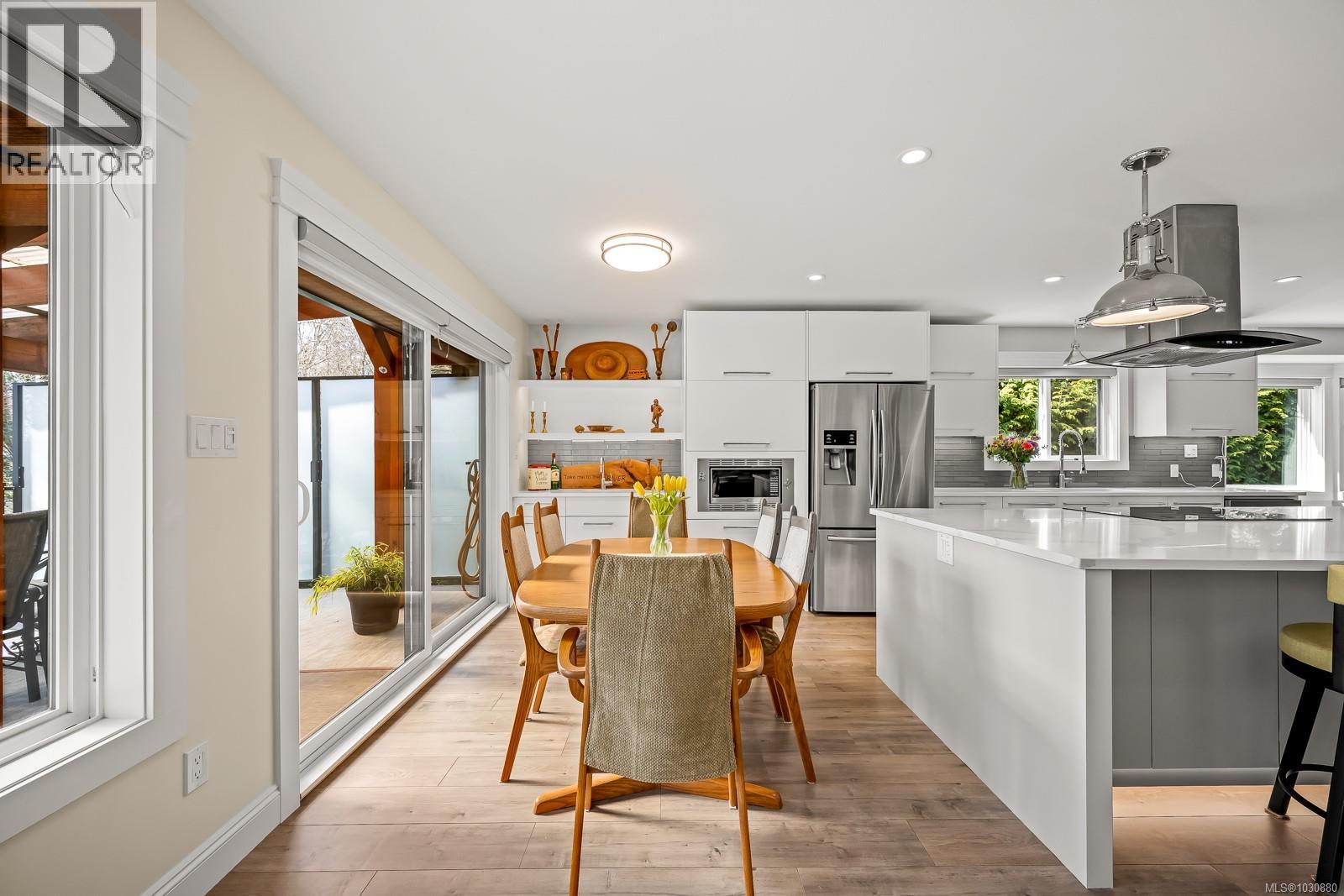 4892 GREAVES CRES - 27