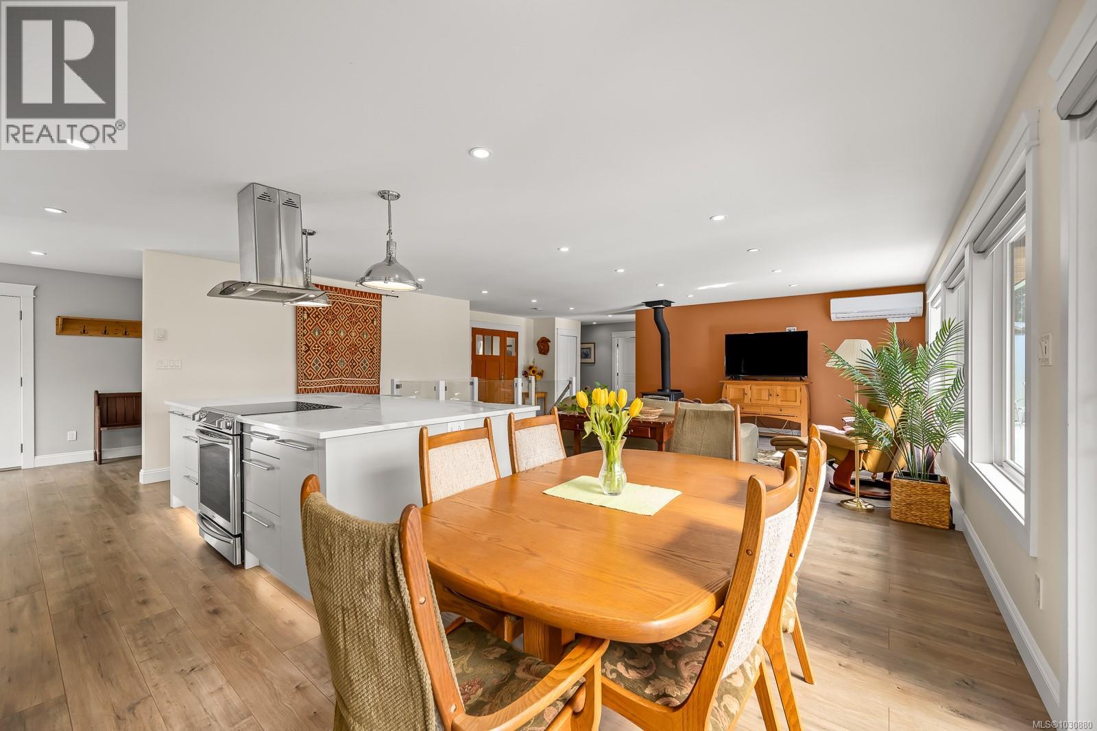 4892 GREAVES CRES - 25