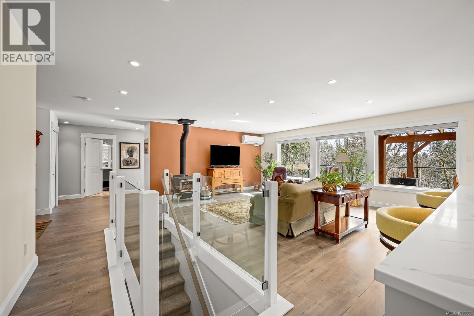 4892 GREAVES CRES - 9