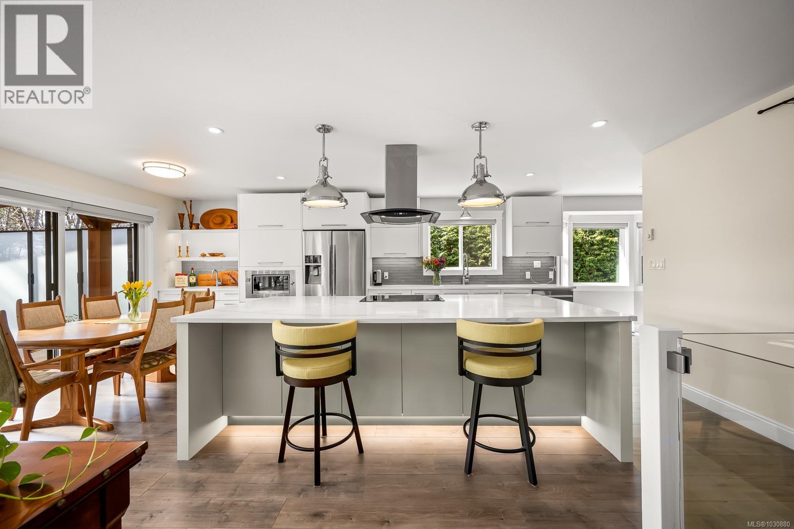 4892 GREAVES CRES - 21