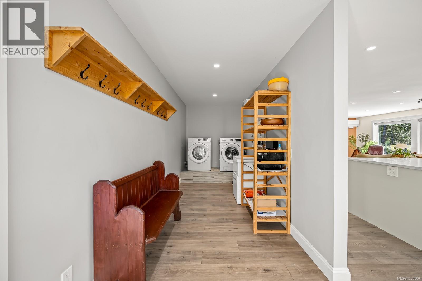 4892 GREAVES CRES - 29