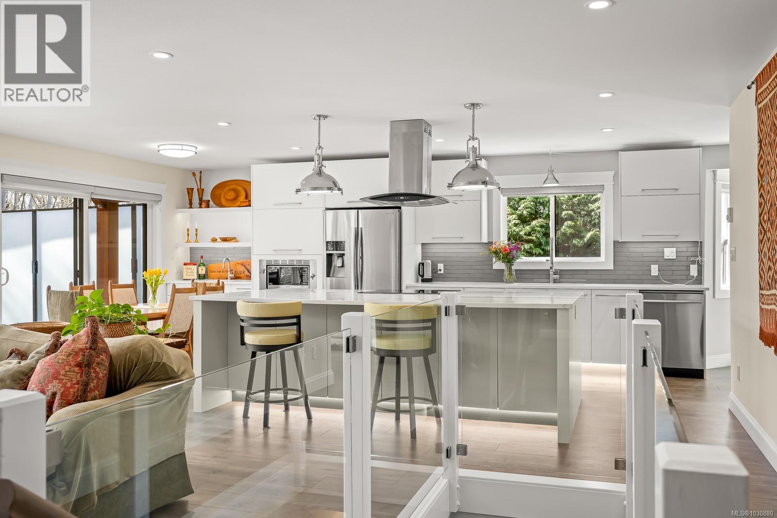 4892 GREAVES CRES - 16