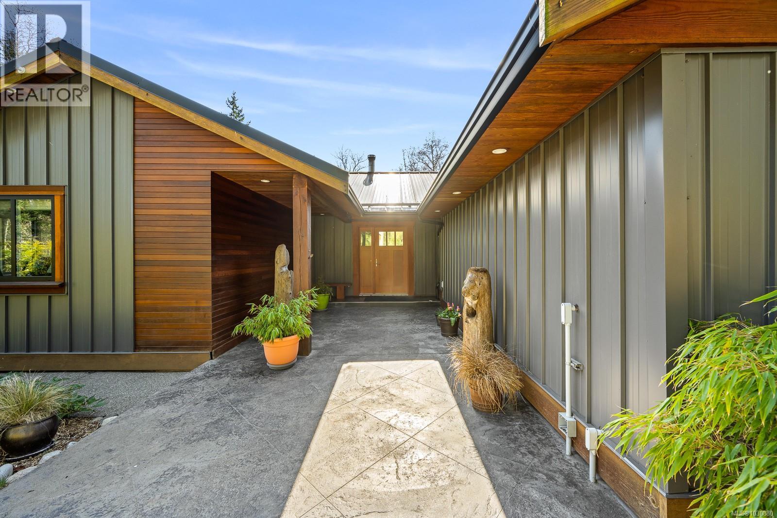 4892 GREAVES CRES - 6