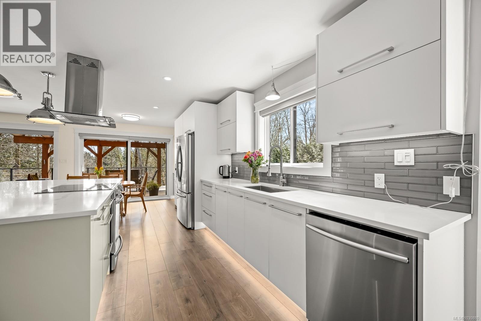 4892 GREAVES CRES - 19