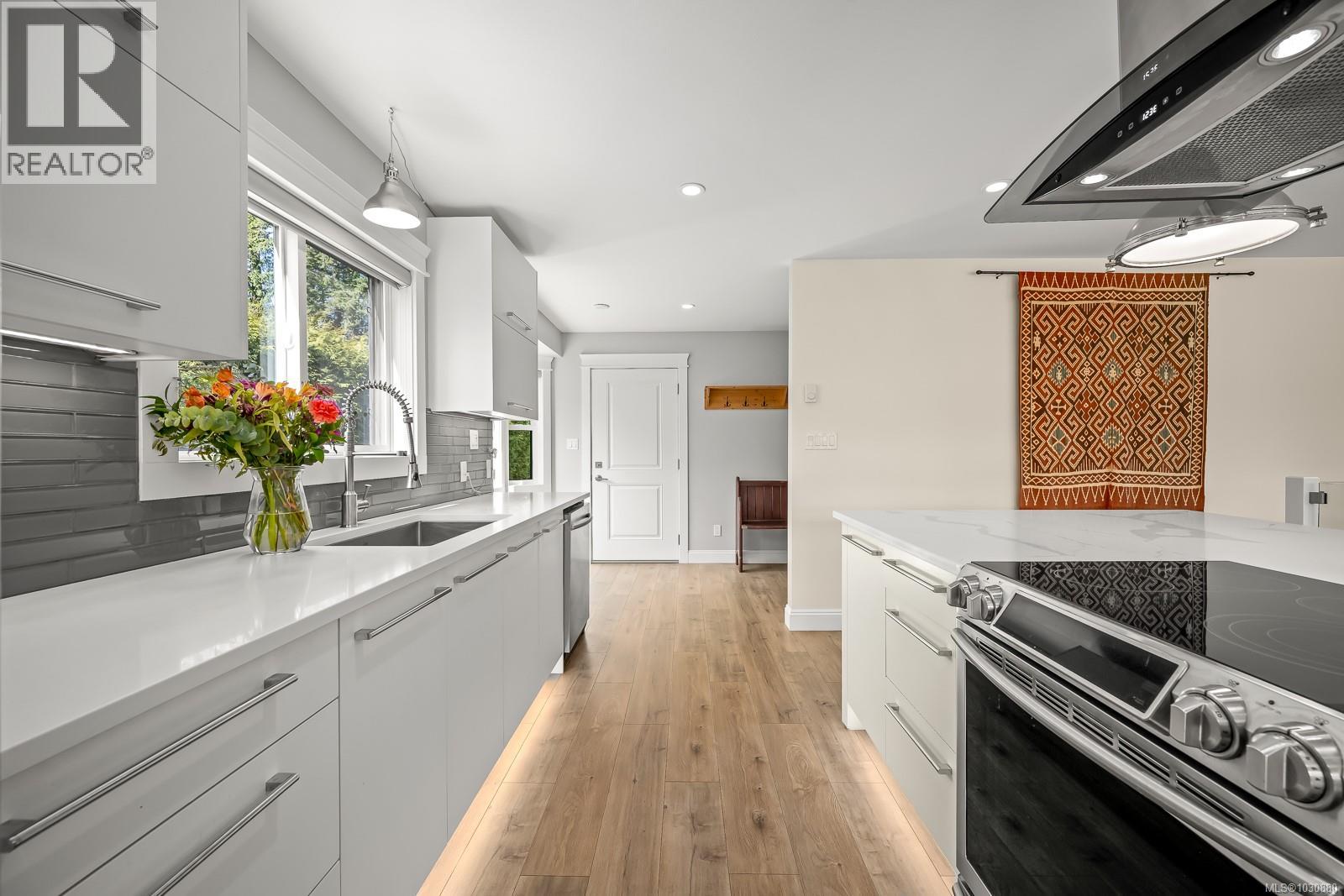 4892 GREAVES CRES - 24