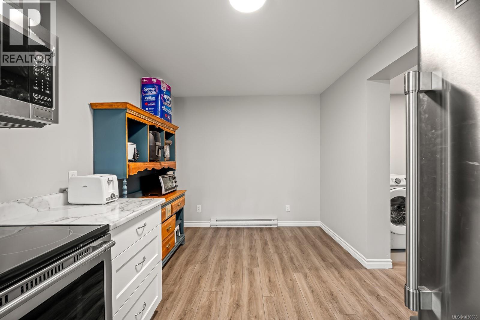 4892 GREAVES CRES - 57