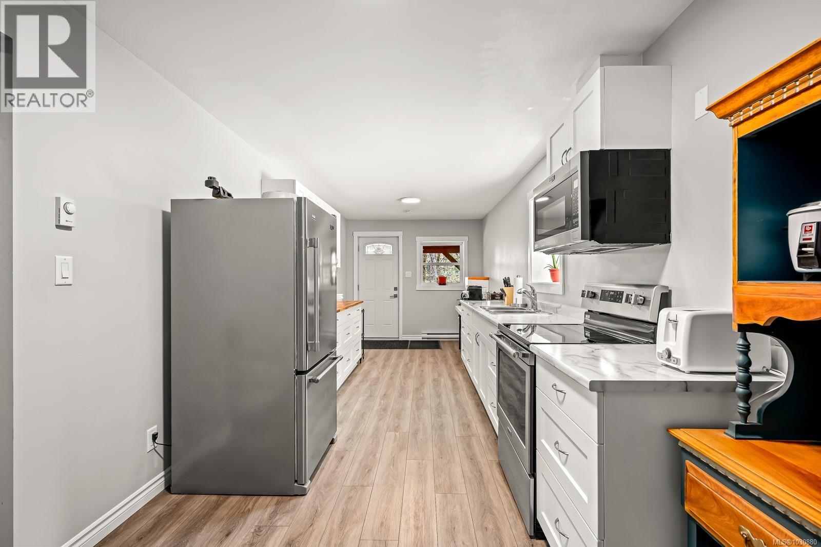 4892 GREAVES CRES - 62