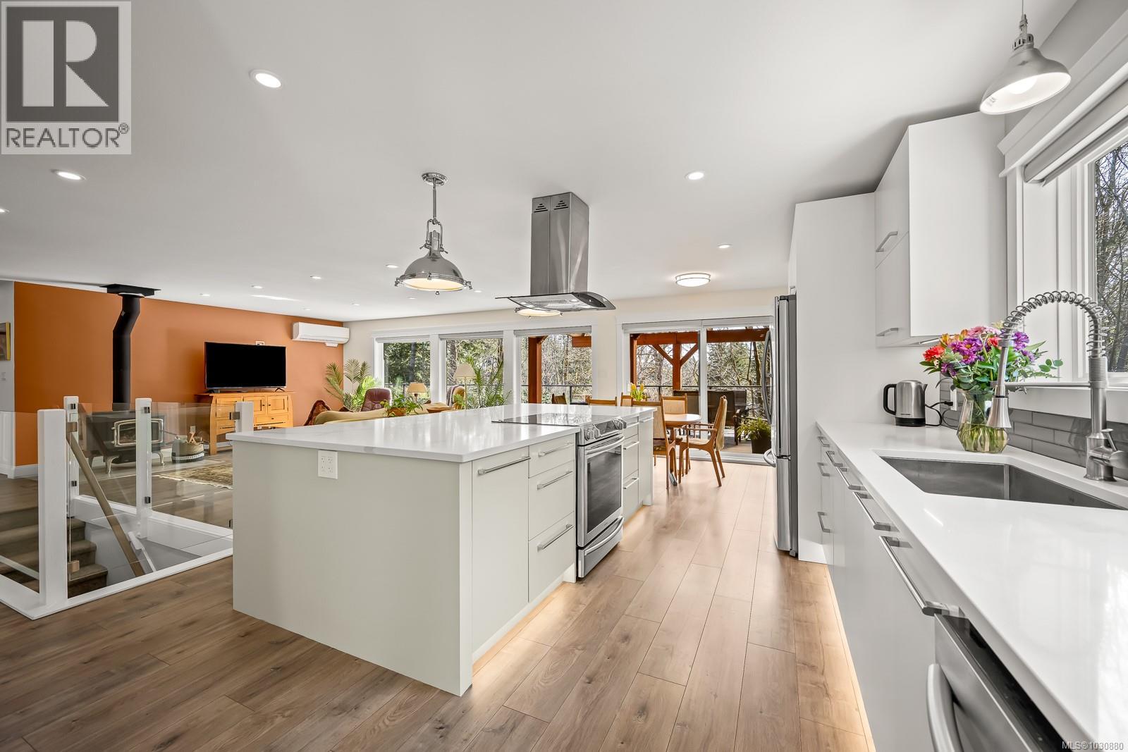 4892 GREAVES CRES - 17