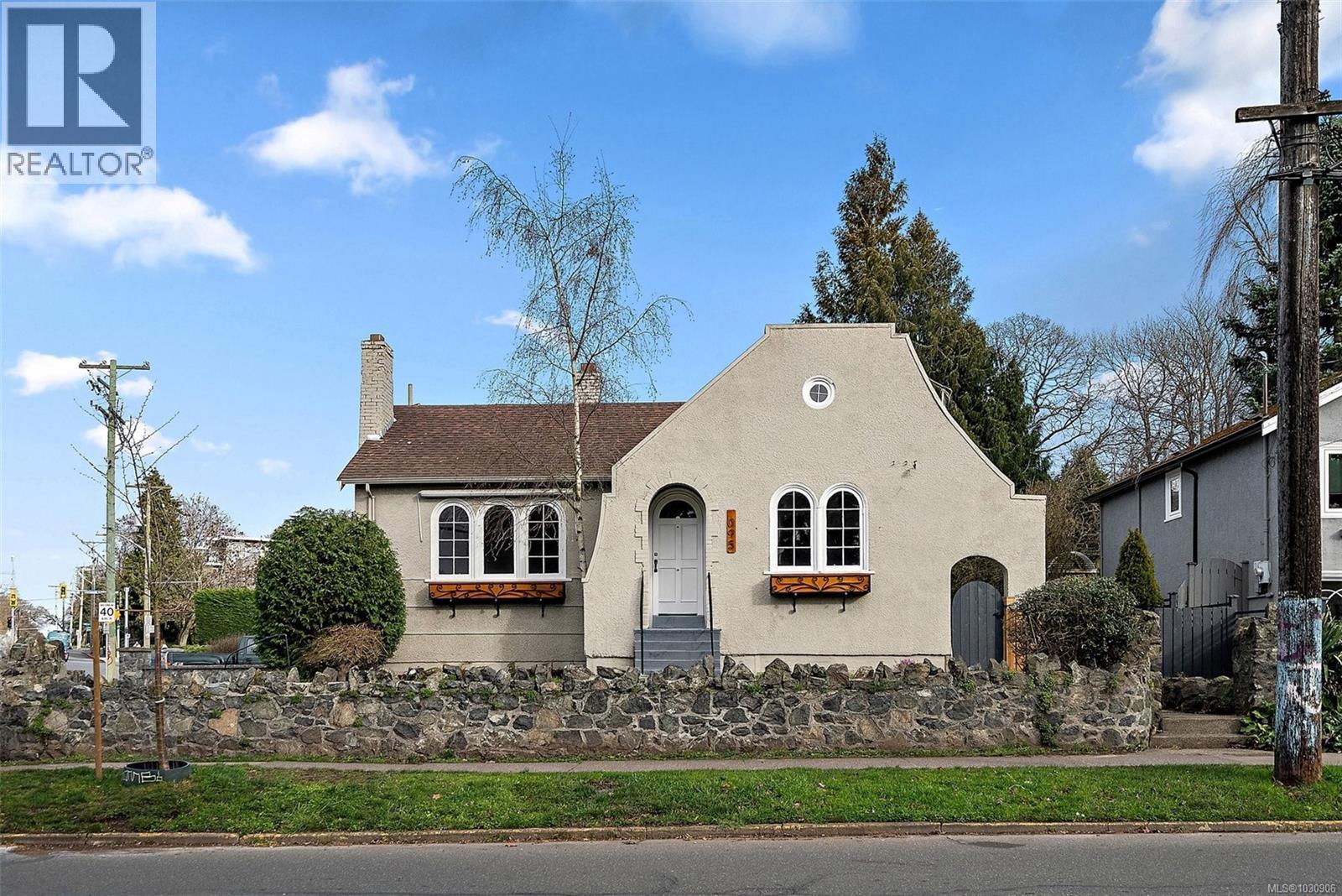  1095 Moss Street, Victoria