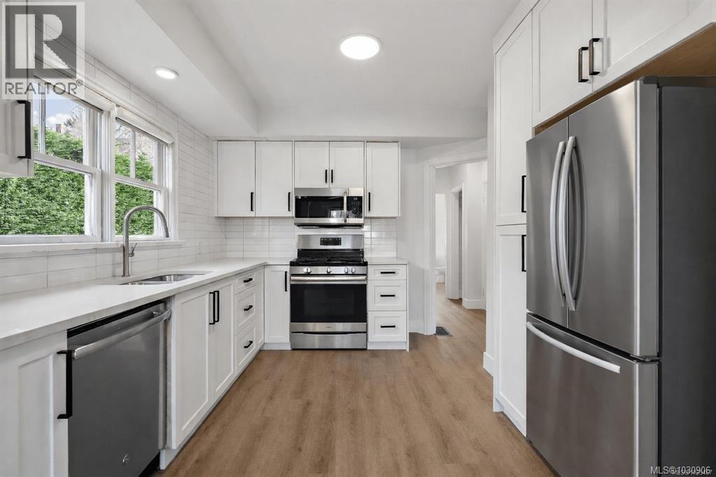  1095 Moss Street, Victoria