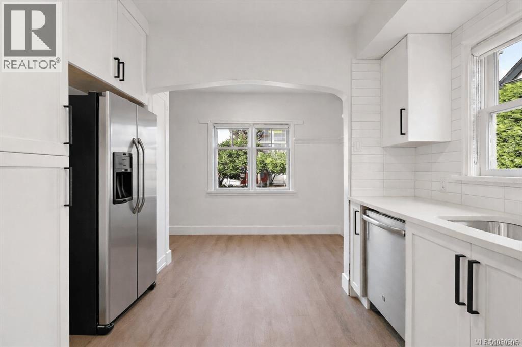  1095 Moss Street, Victoria