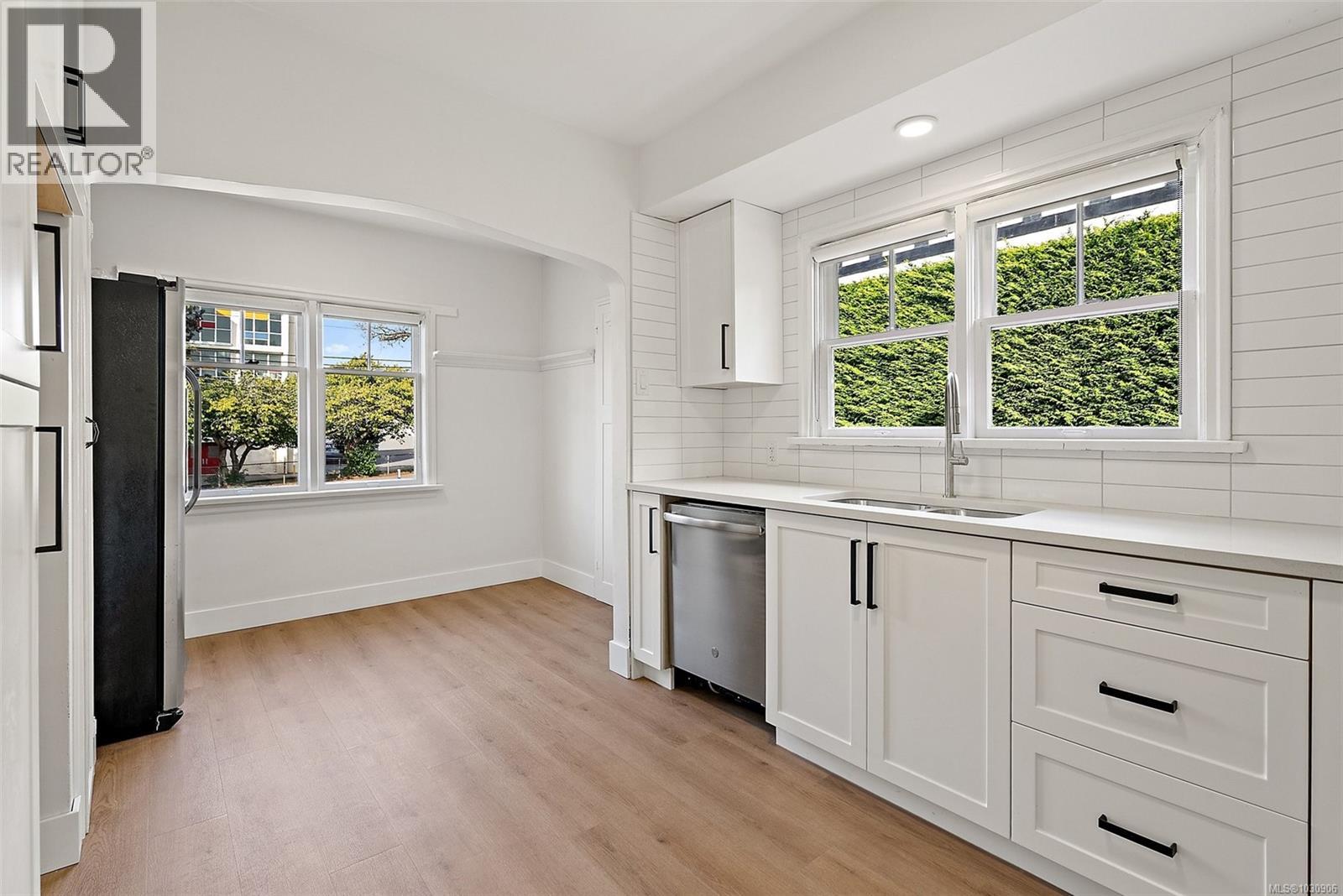  1095 Moss Street, Victoria