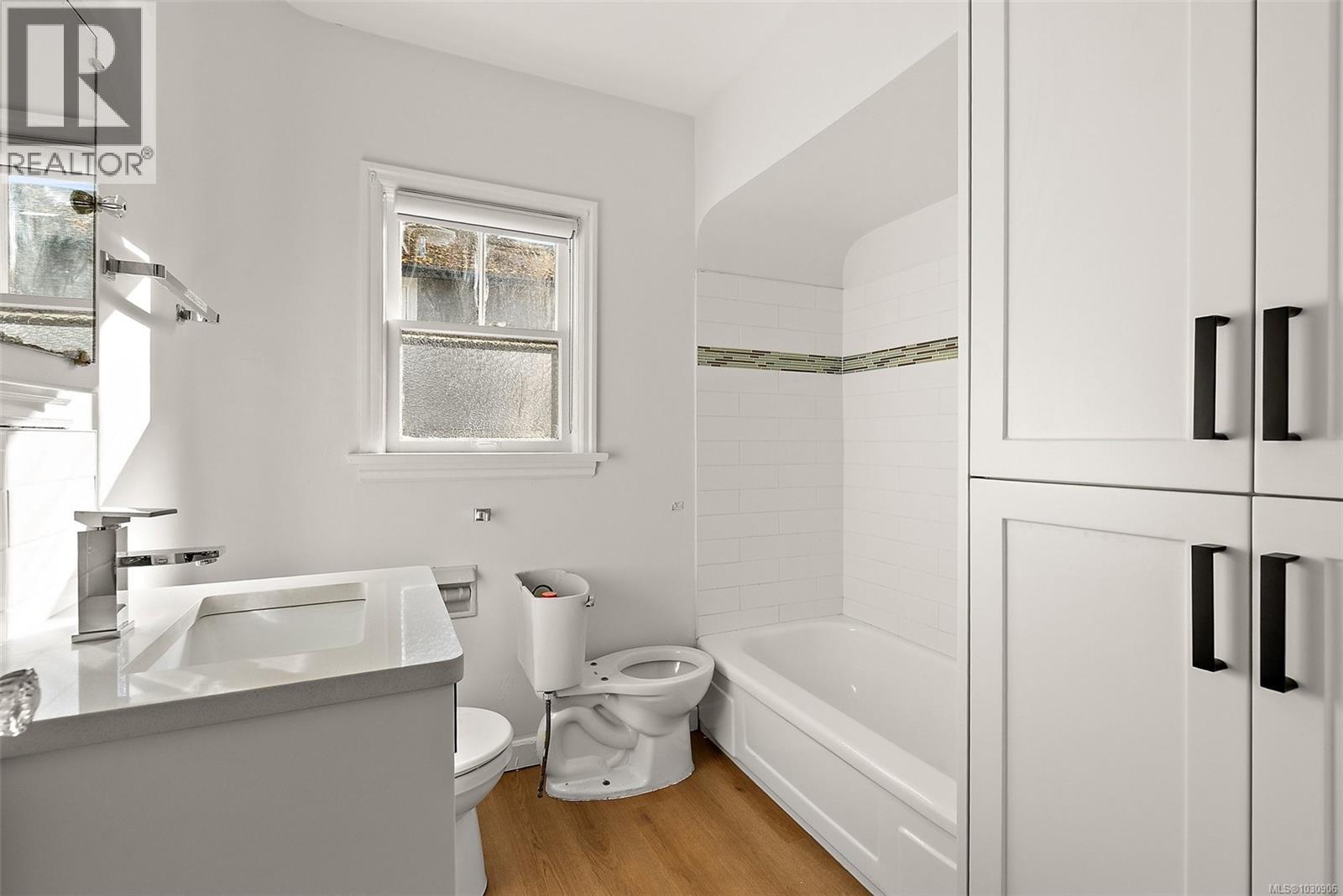 1095 Moss St - 15