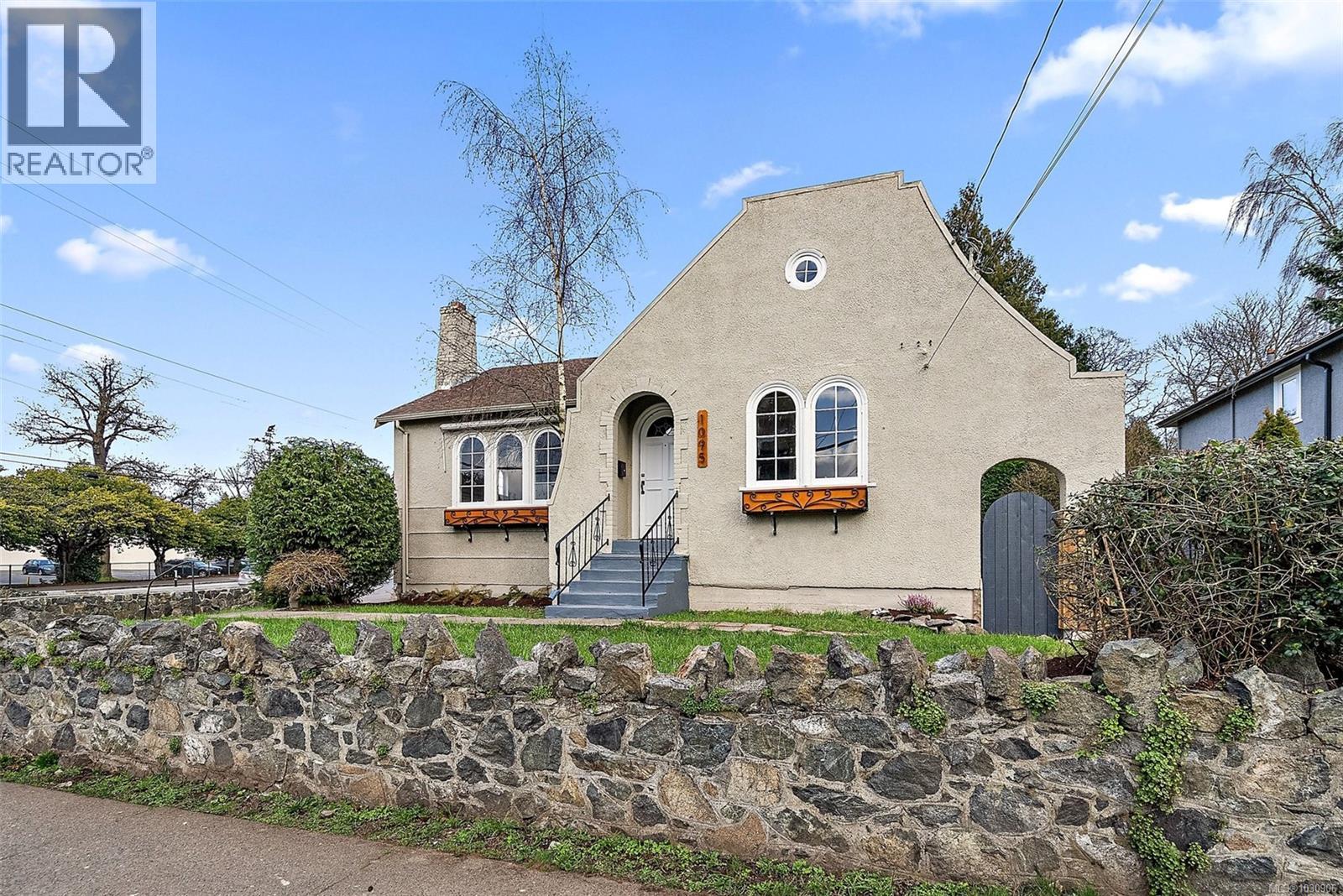  1095 Moss Street, Victoria