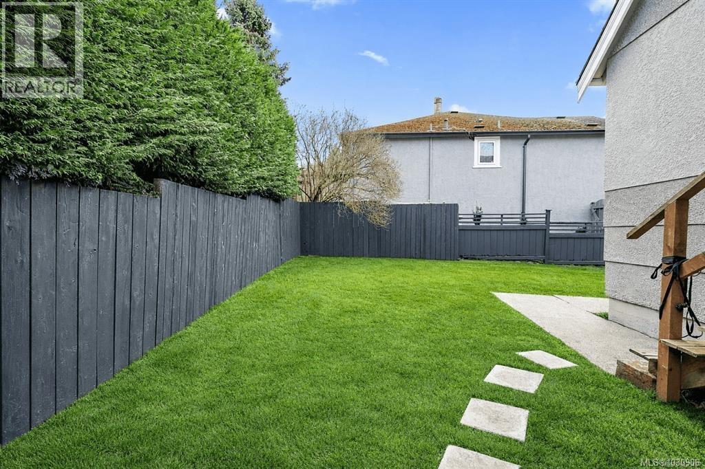  1095 Moss Street, Victoria