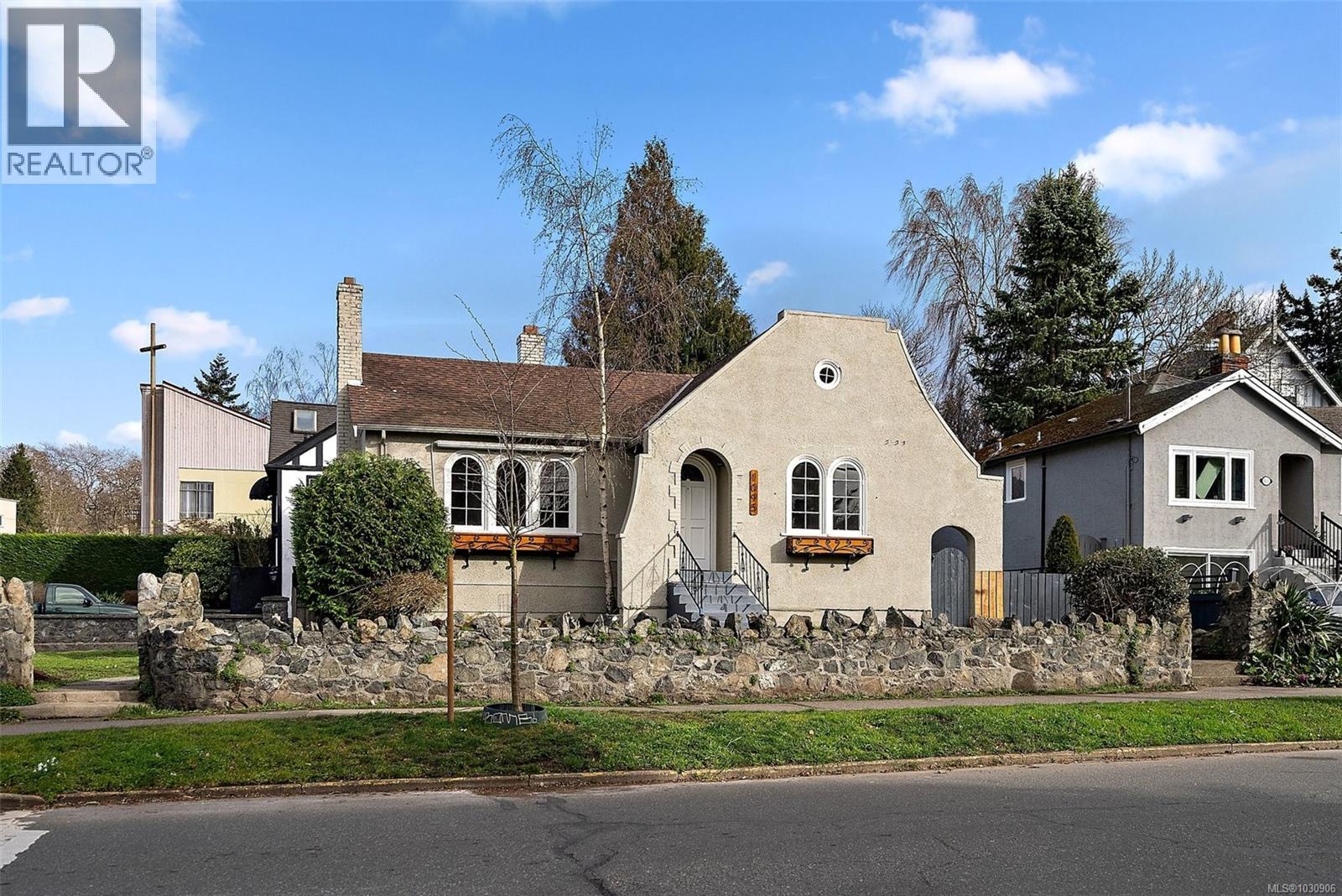  1095 Moss Street, Victoria