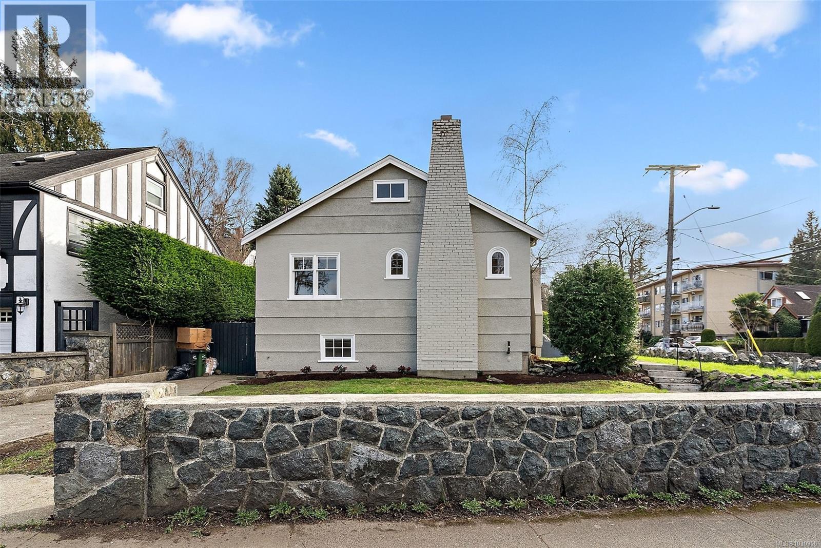  1095 Moss Street, Victoria