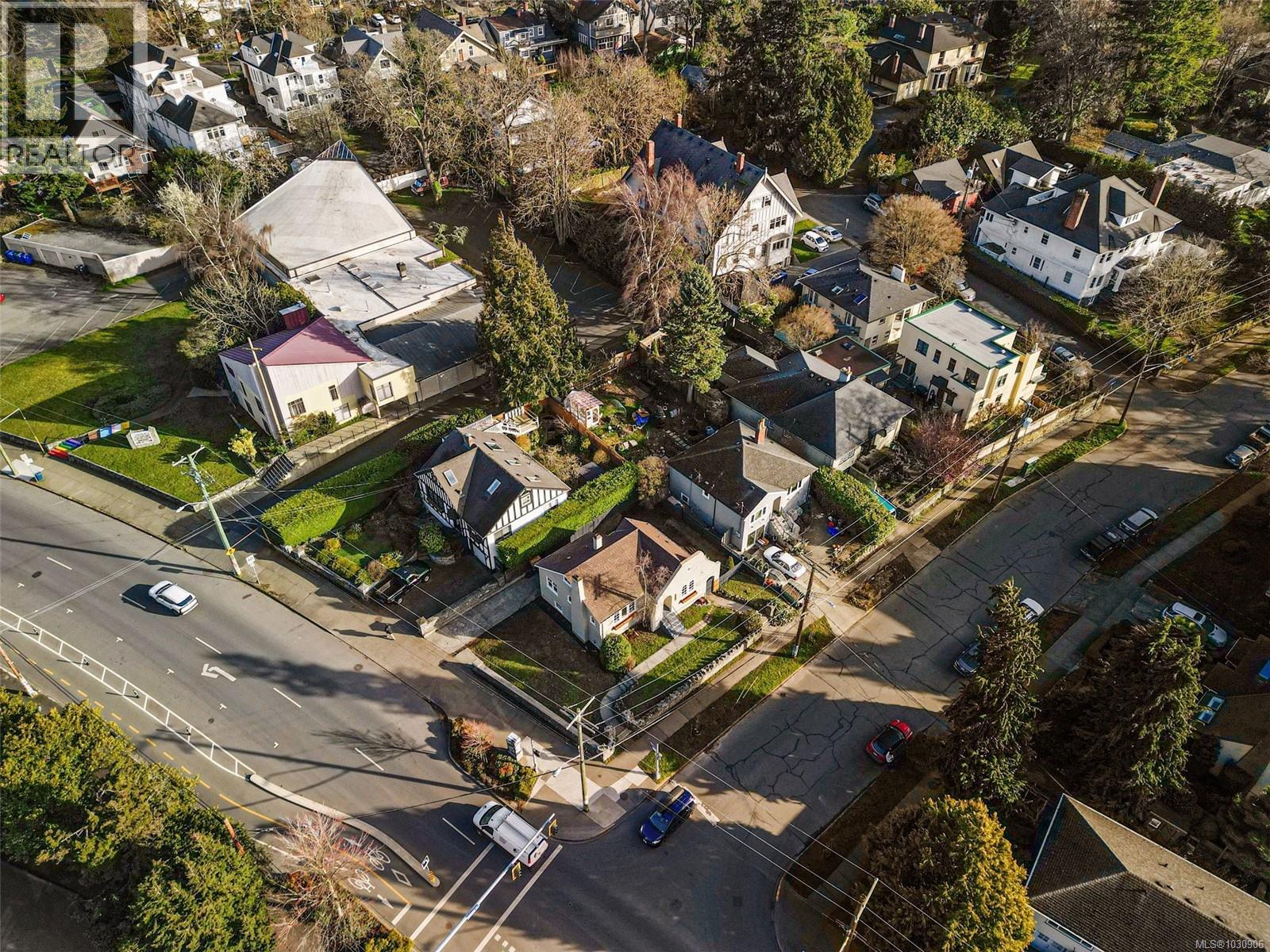  1095 Moss Street, Victoria