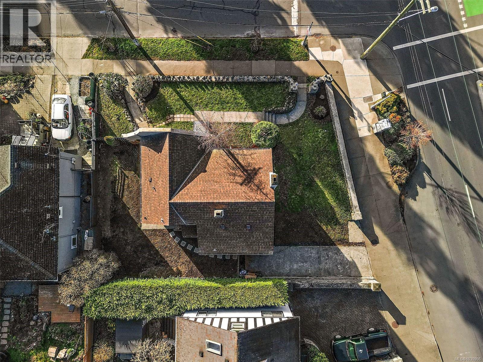  1095 Moss Street, Victoria