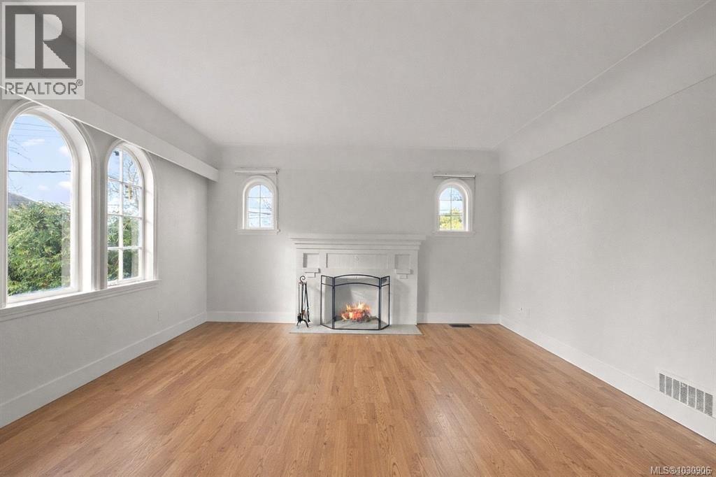  1095 Moss Street, Victoria