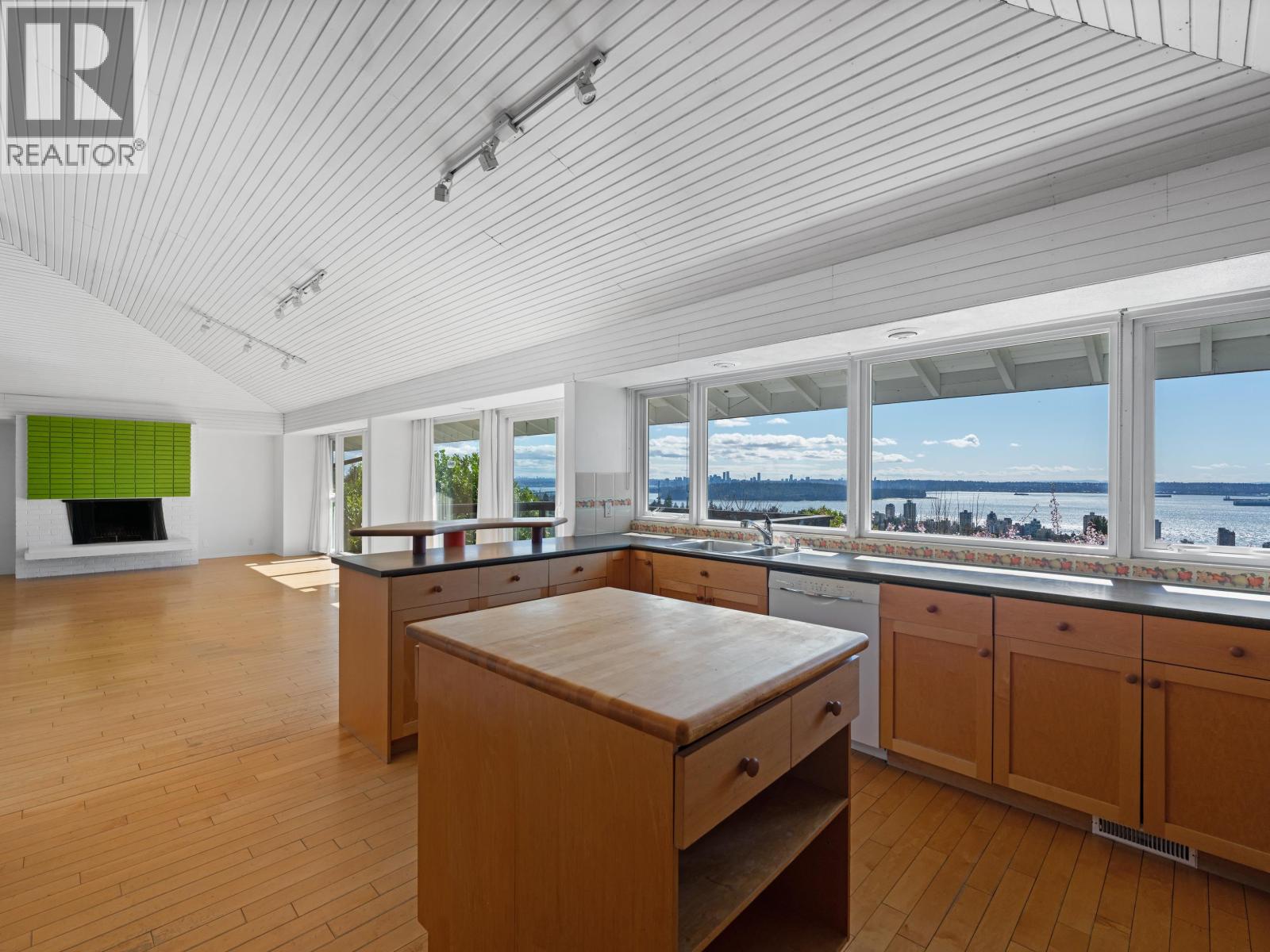 2220 QUEENS AVENUE, West Vancouver