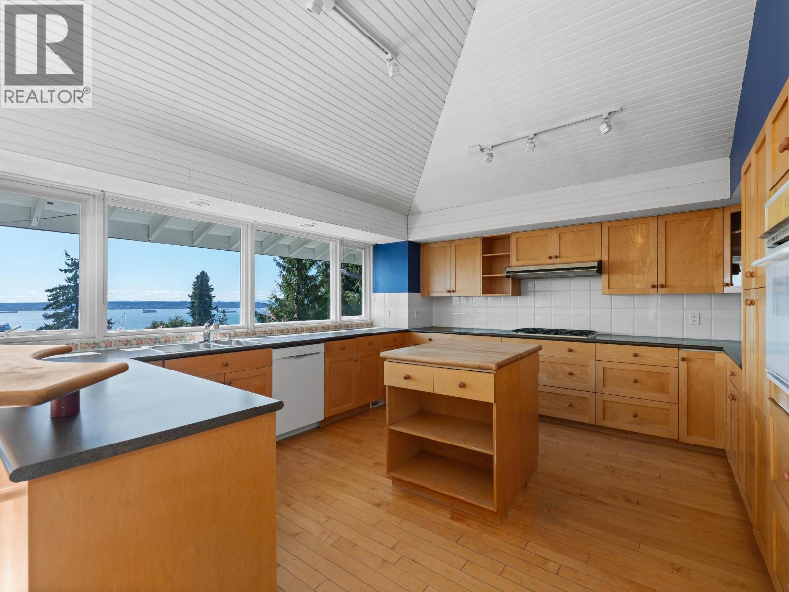 2220 QUEENS AVENUE, West Vancouver