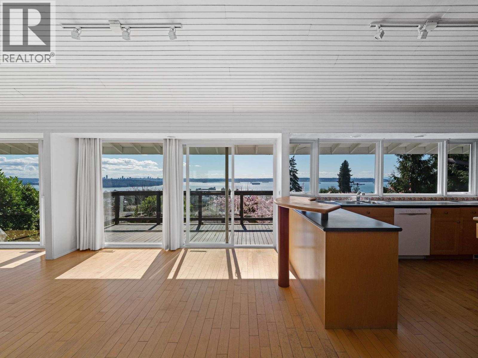 2220 QUEENS AVENUE, West Vancouver