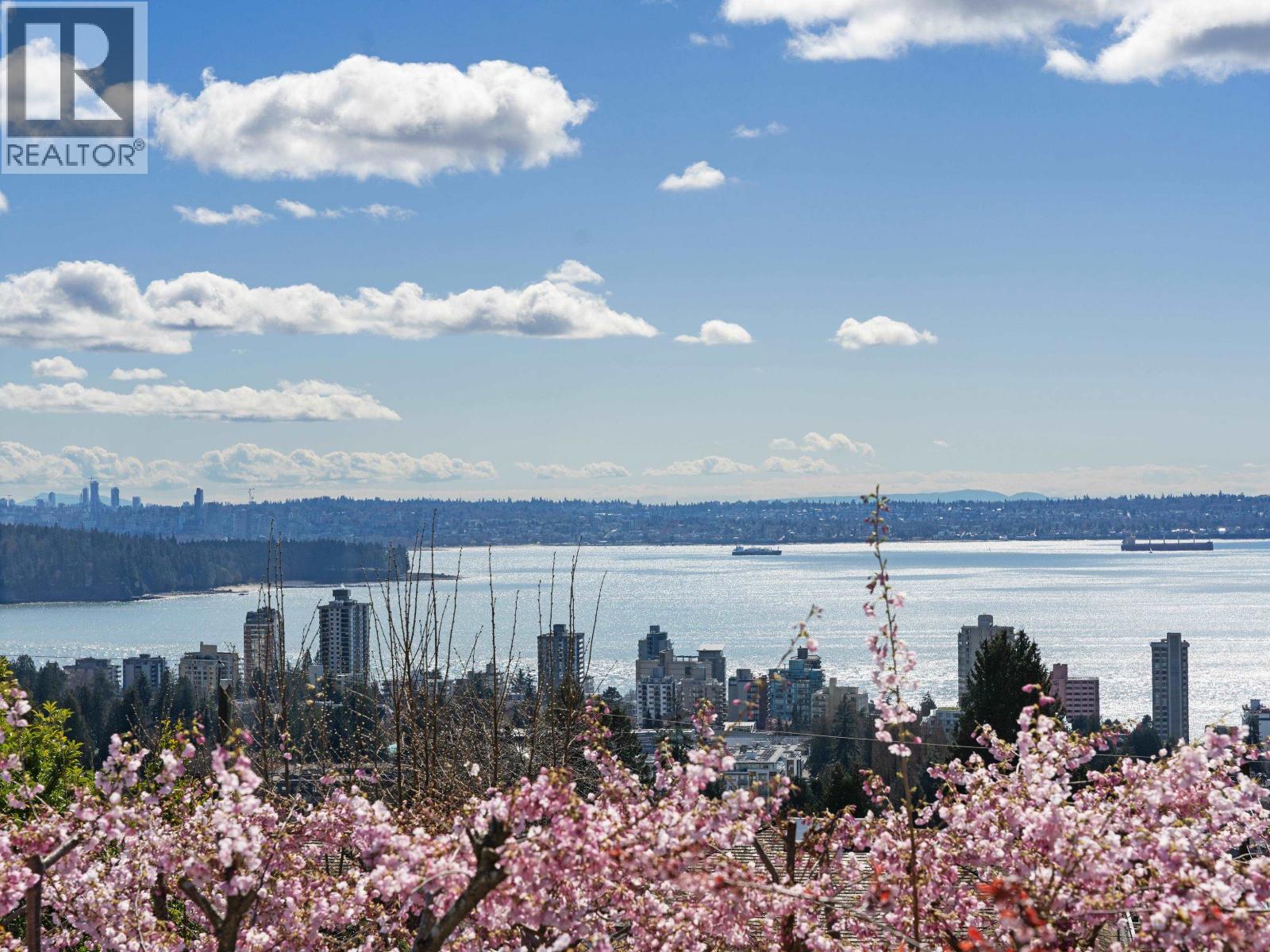 2220 QUEENS AVENUE, West Vancouver