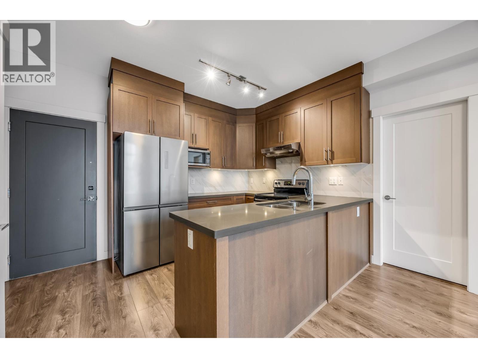 403 827 RODERICK AVENUE, Coquitlam