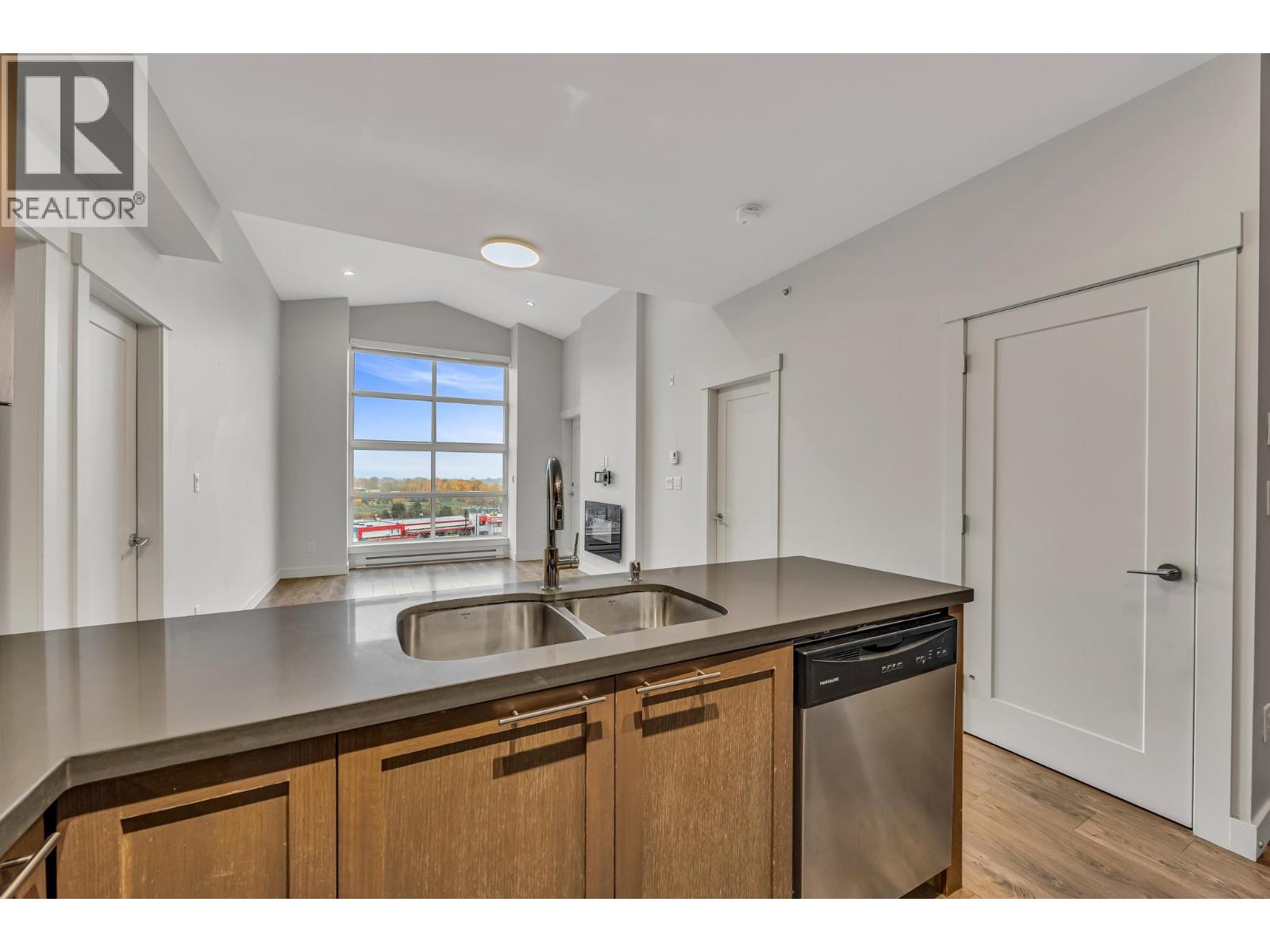 403 827 RODERICK AVENUE, Coquitlam