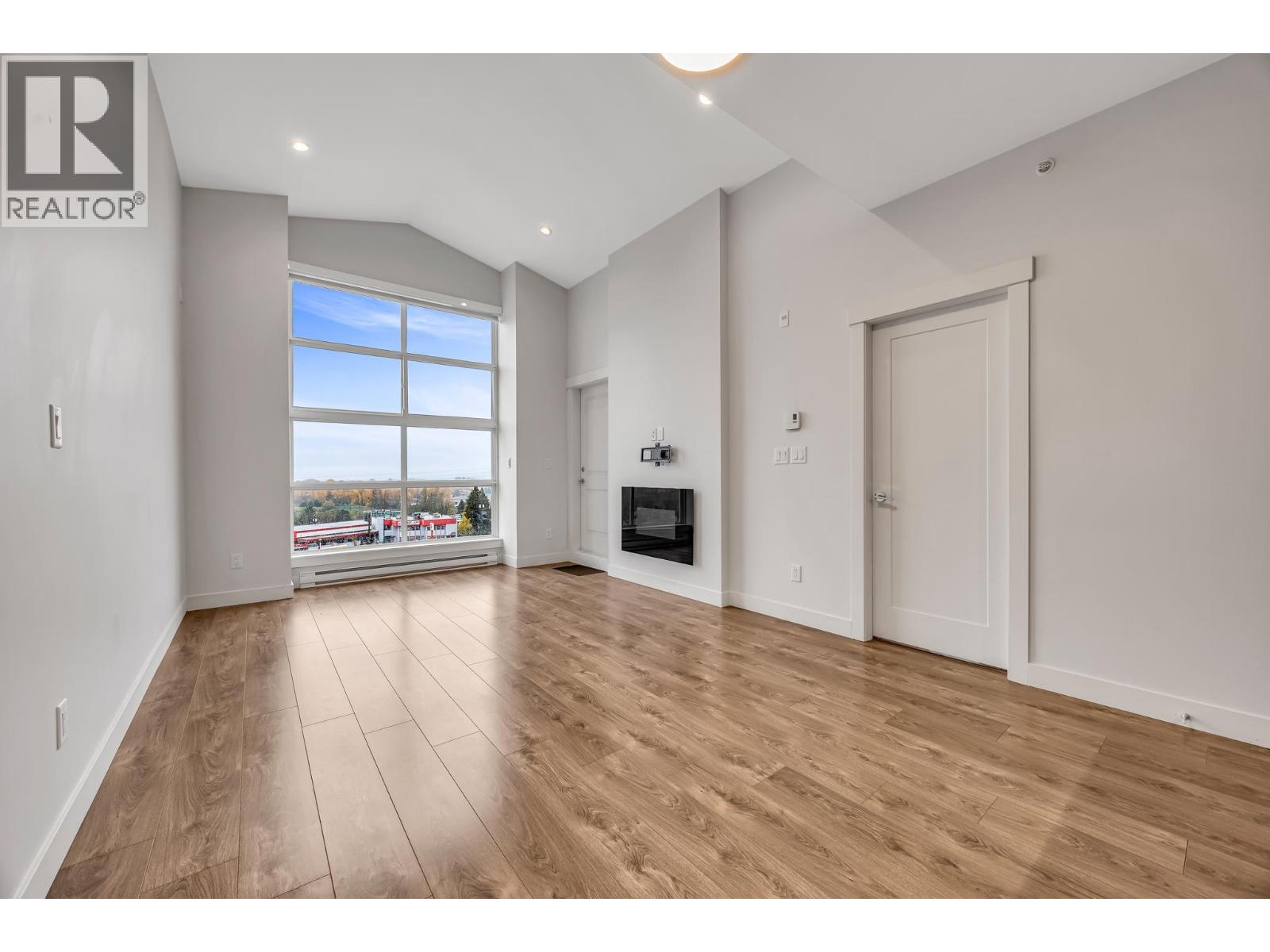 403 827 RODERICK AVENUE, Coquitlam