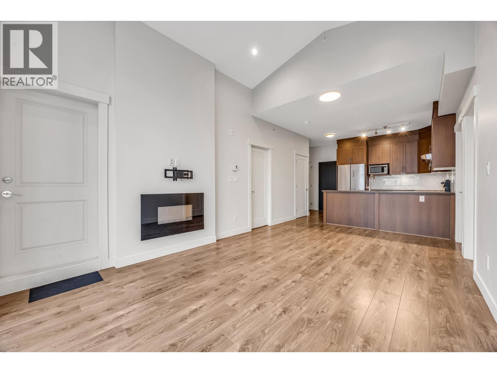 403 827 RODERICK AVENUE, Coquitlam