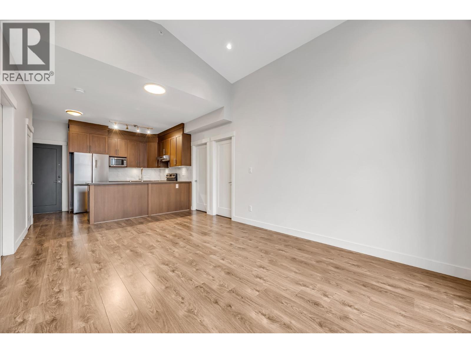 403 827 RODERICK AVENUE, Coquitlam