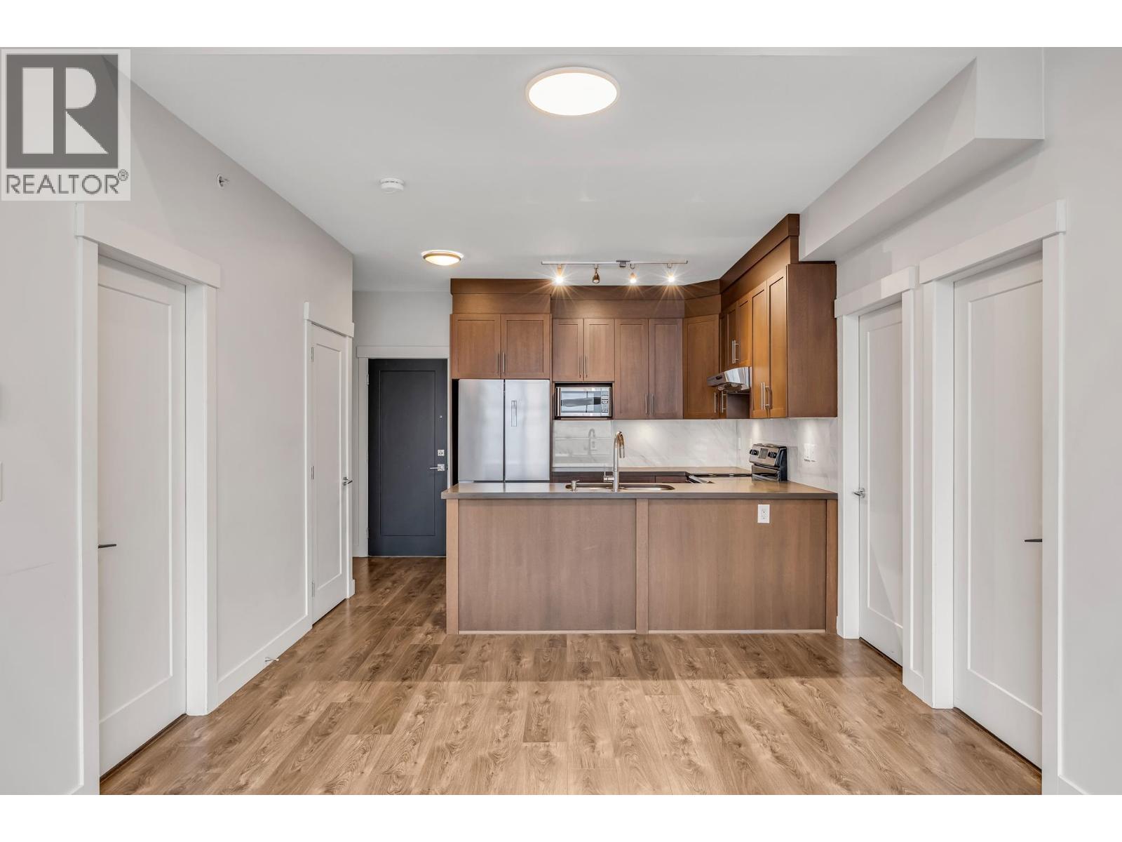 403 827 RODERICK AVENUE, Coquitlam